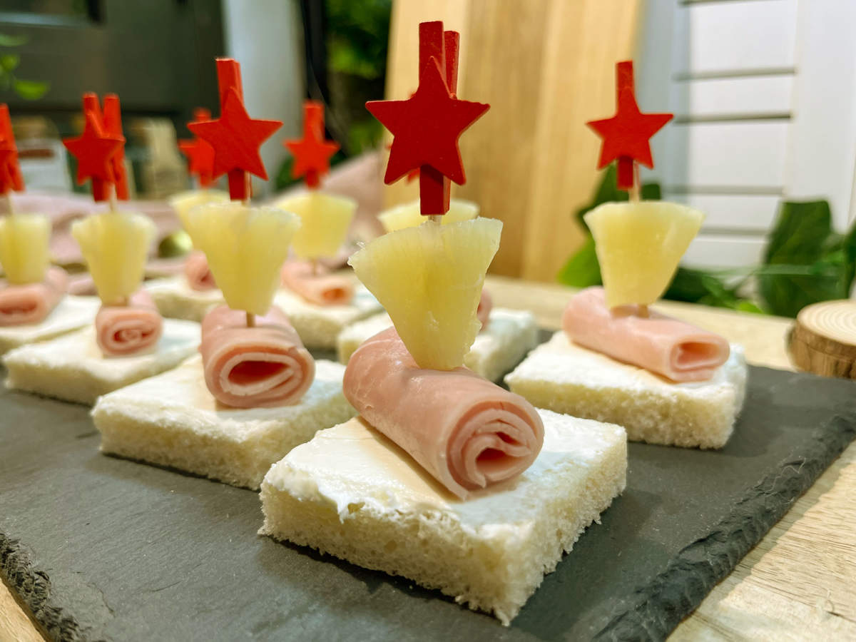 Canapés de jamón cocido y piña