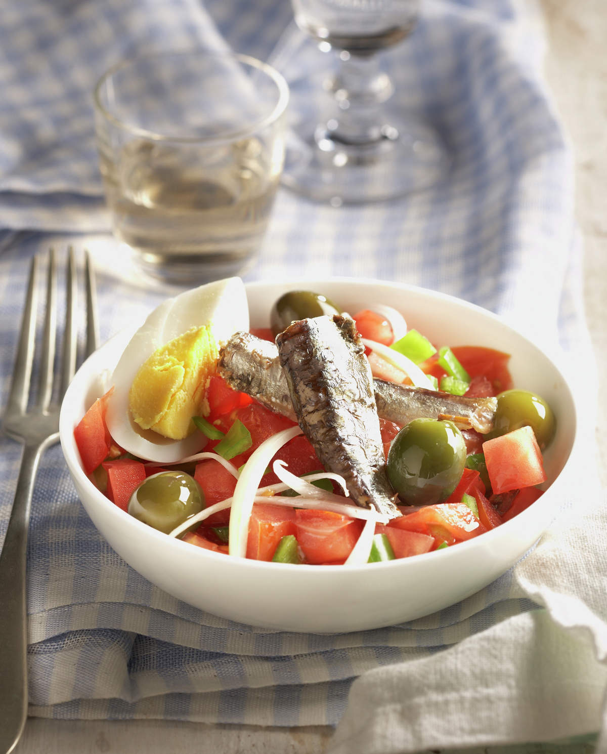 Ensalada de tomate con sardinillas y huevo