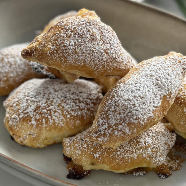 Empanadillas dulces rellenas de plátano y queso (con masa de hojaldre)