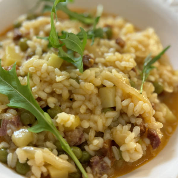 ¿Tienes patatas? Prepara mi receta de arroz con sobras, un plato de aprovechamiento delicioso