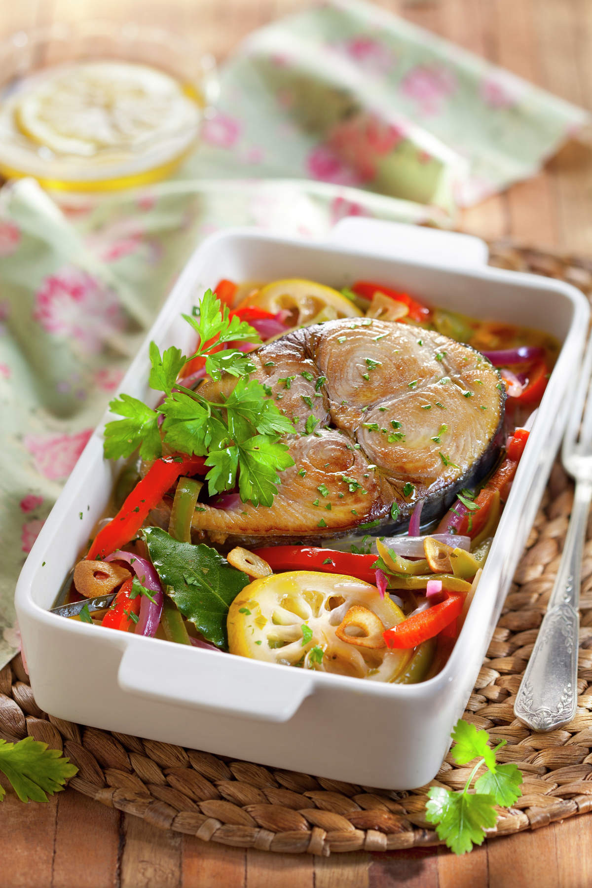 BONITO AL HORNO CON CEBOLLA, PIMIENTO Y CALABACÍN.