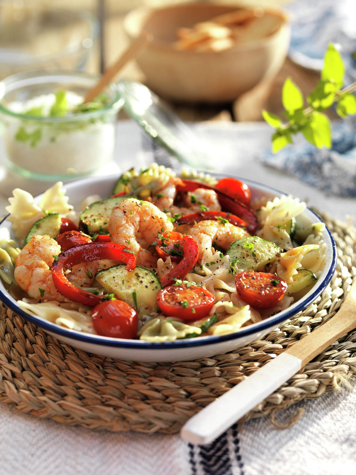 PASTA CON SALTEADO DE TOMATES, LANGOSTINOS Y CALABACÍN.