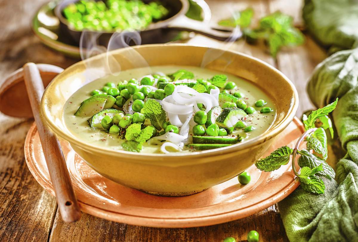 sopa_con_guisantes_calabacin_lemongrass_menta_y_tallarines_de_arroz