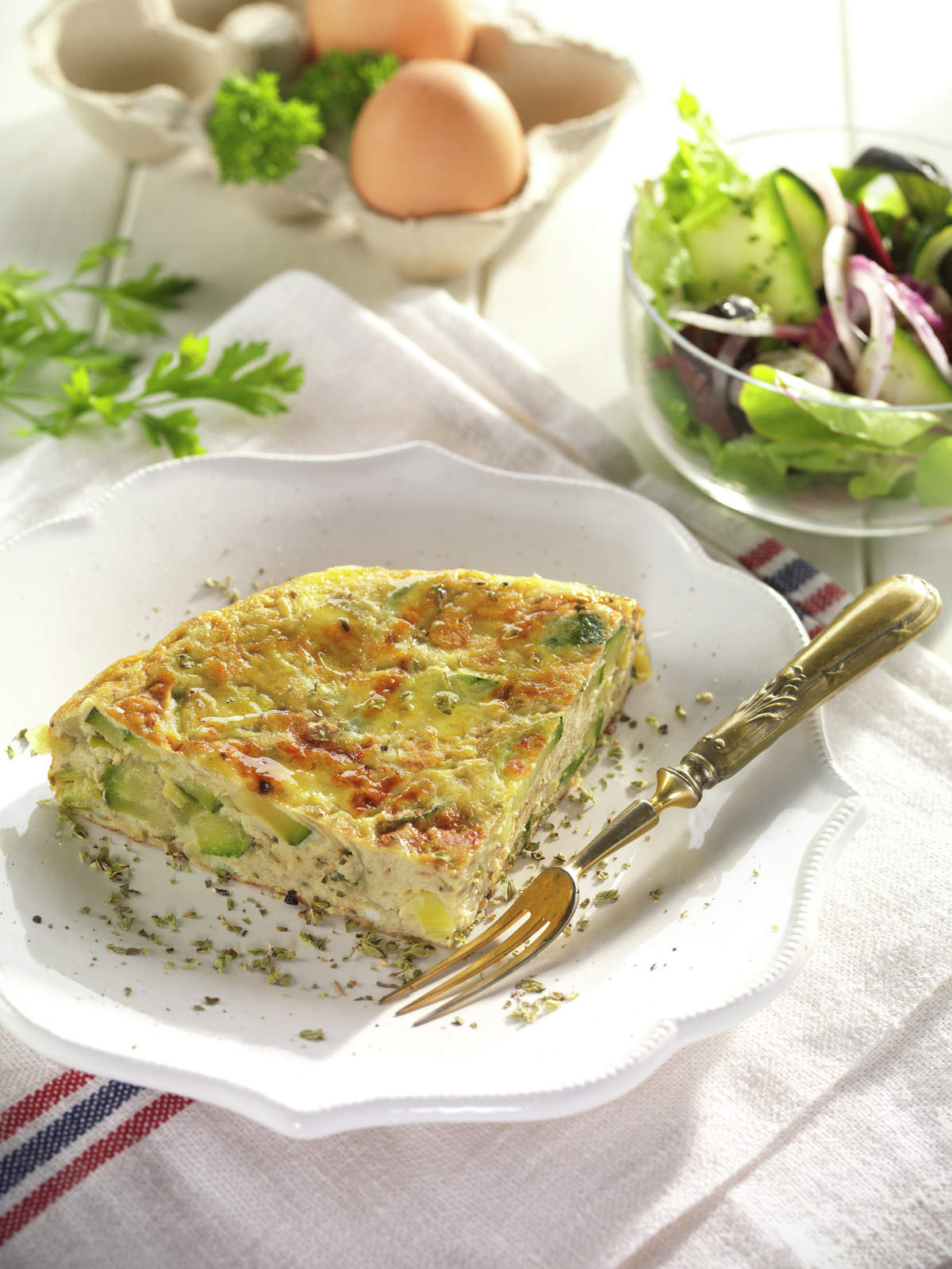 TORTILLA DE CALABACÍN Y PUERRO CON ENSALADA.