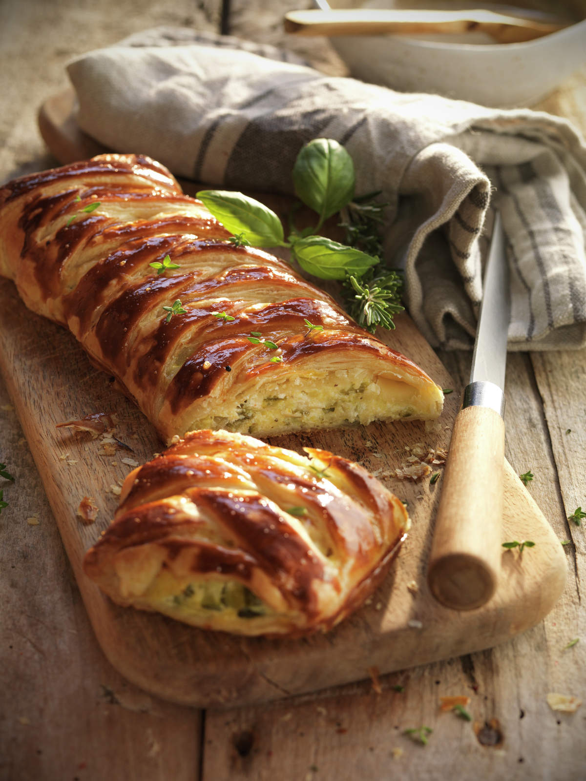 TRENZA DE HOJALDRE CON CALABACÍN Y QUESO.