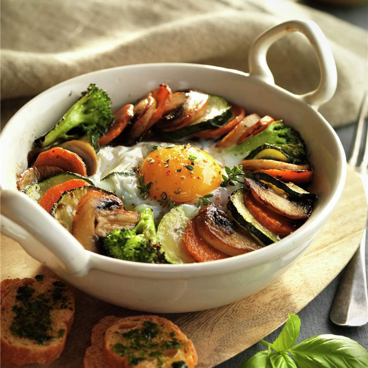 Cazuela de verduras con huevo y pan de hierbas