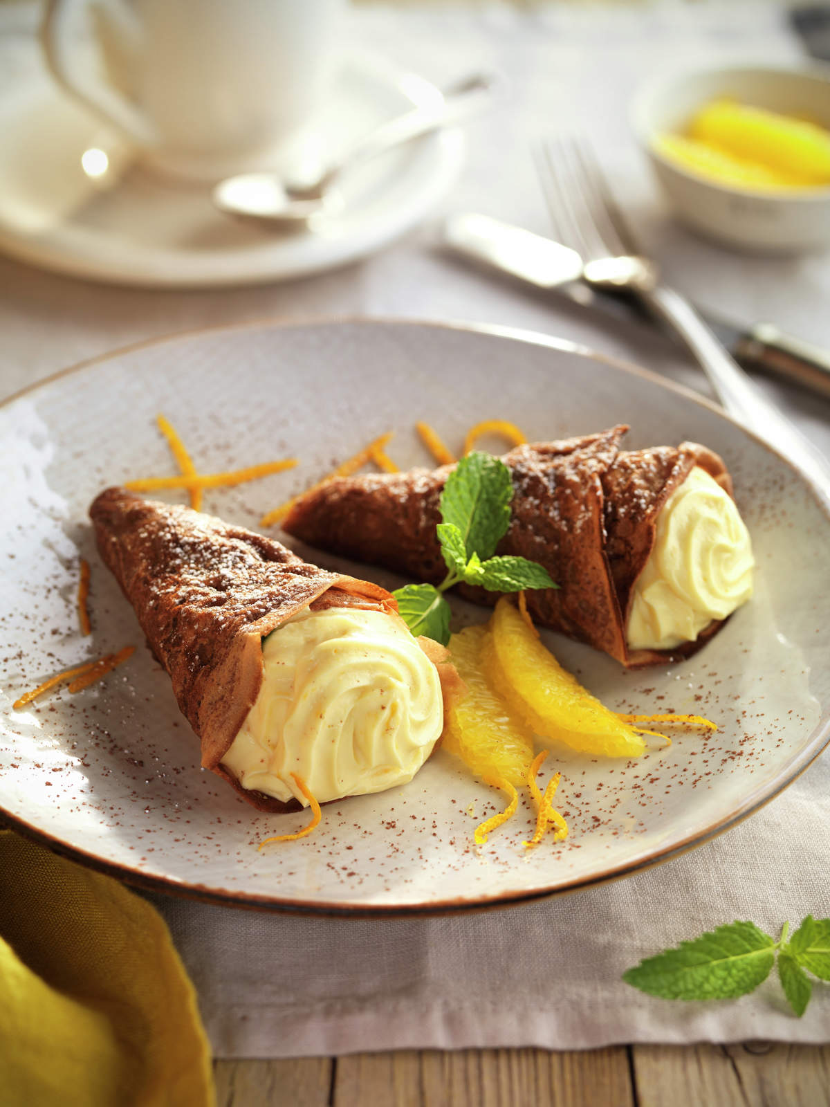 CREPES DE CHOCOLATE CON CREMA DE NARANJA.