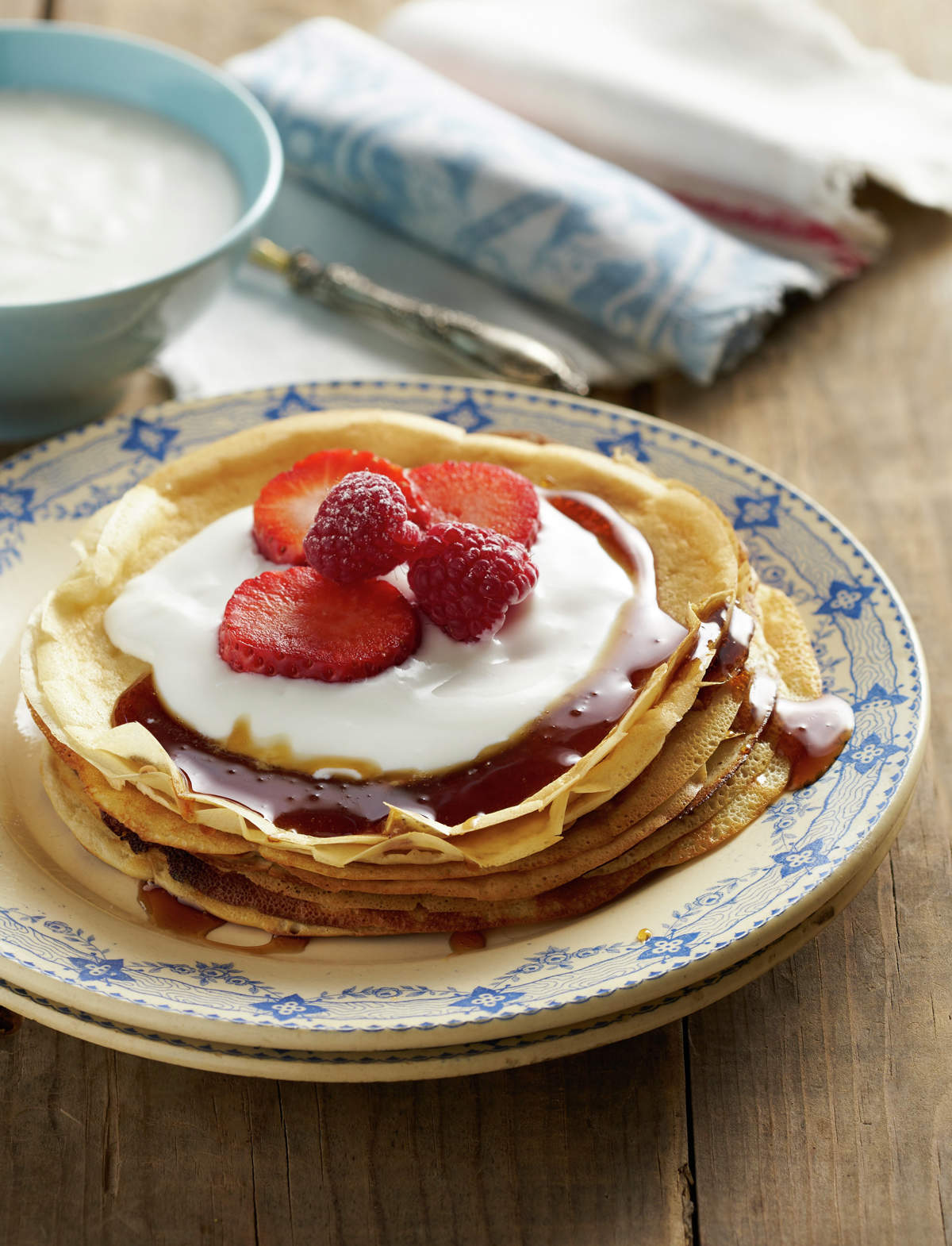 CREPES DE FRUTAS ROJAS Y YOGUR.