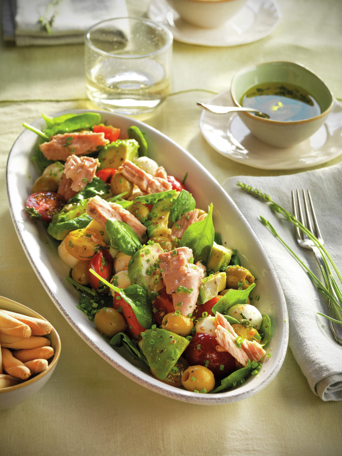 ensalada_de_aguacate_cherrys_bonito_y_mozzarella