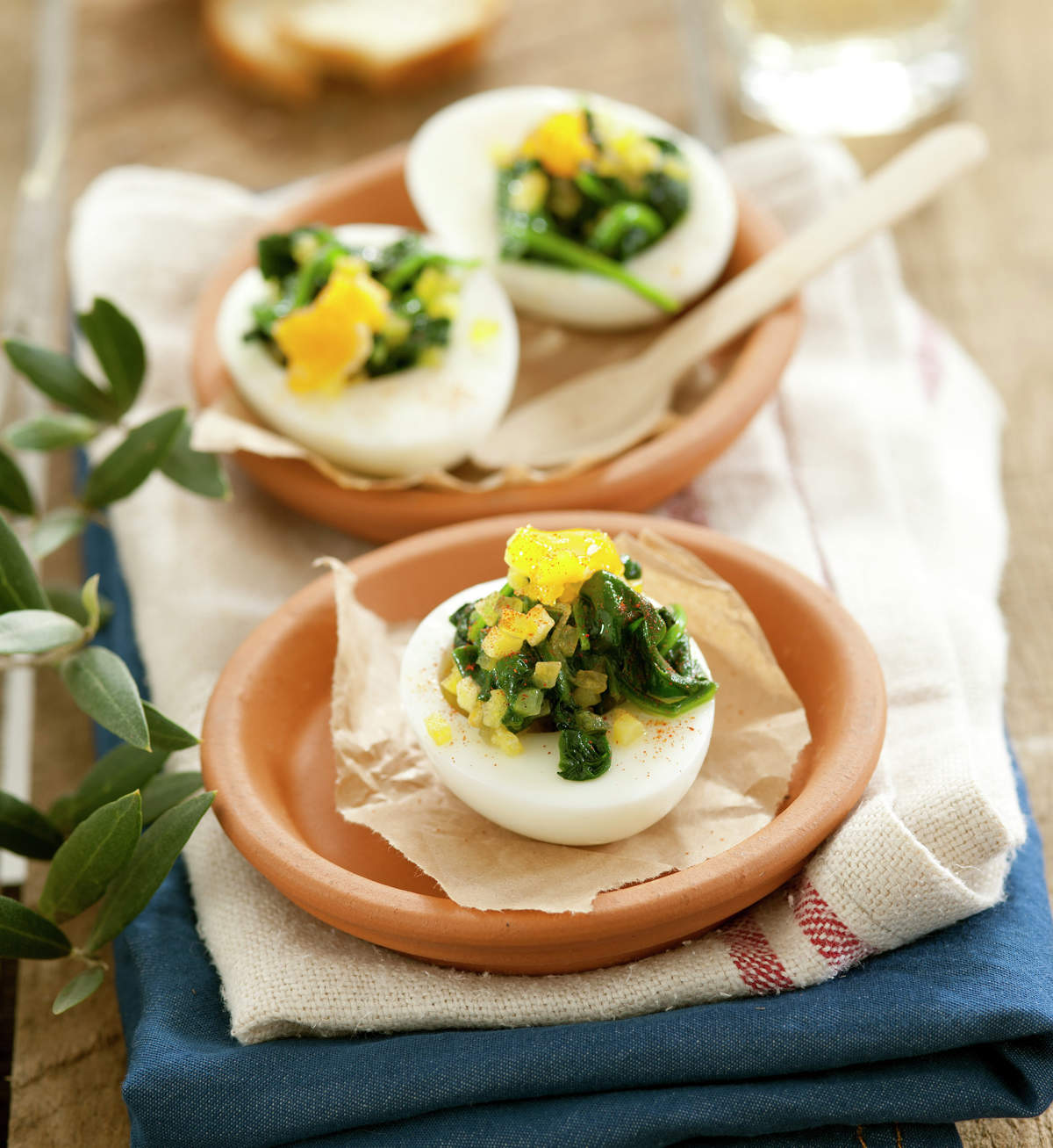 HUEVOS RELLENOS DE ESPINACAS.