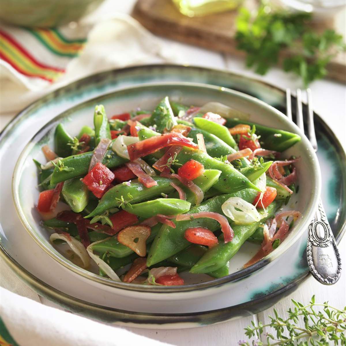 Judías verdes salteadas con tomate y jamón