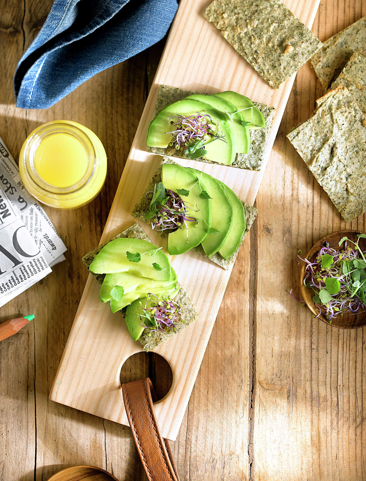 TOSTADAS DE PAN SIN GLUTEN CON AGUACATE Y GERMINADOS.