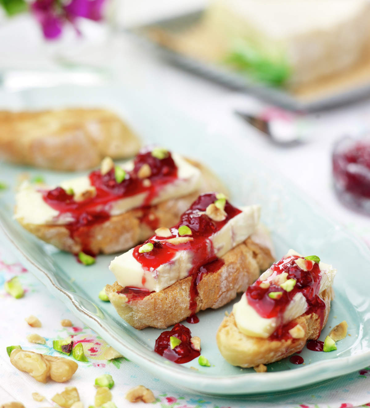 TOSTAS CON QUESO BRIE Y SALSA DE FRAMBUESA.