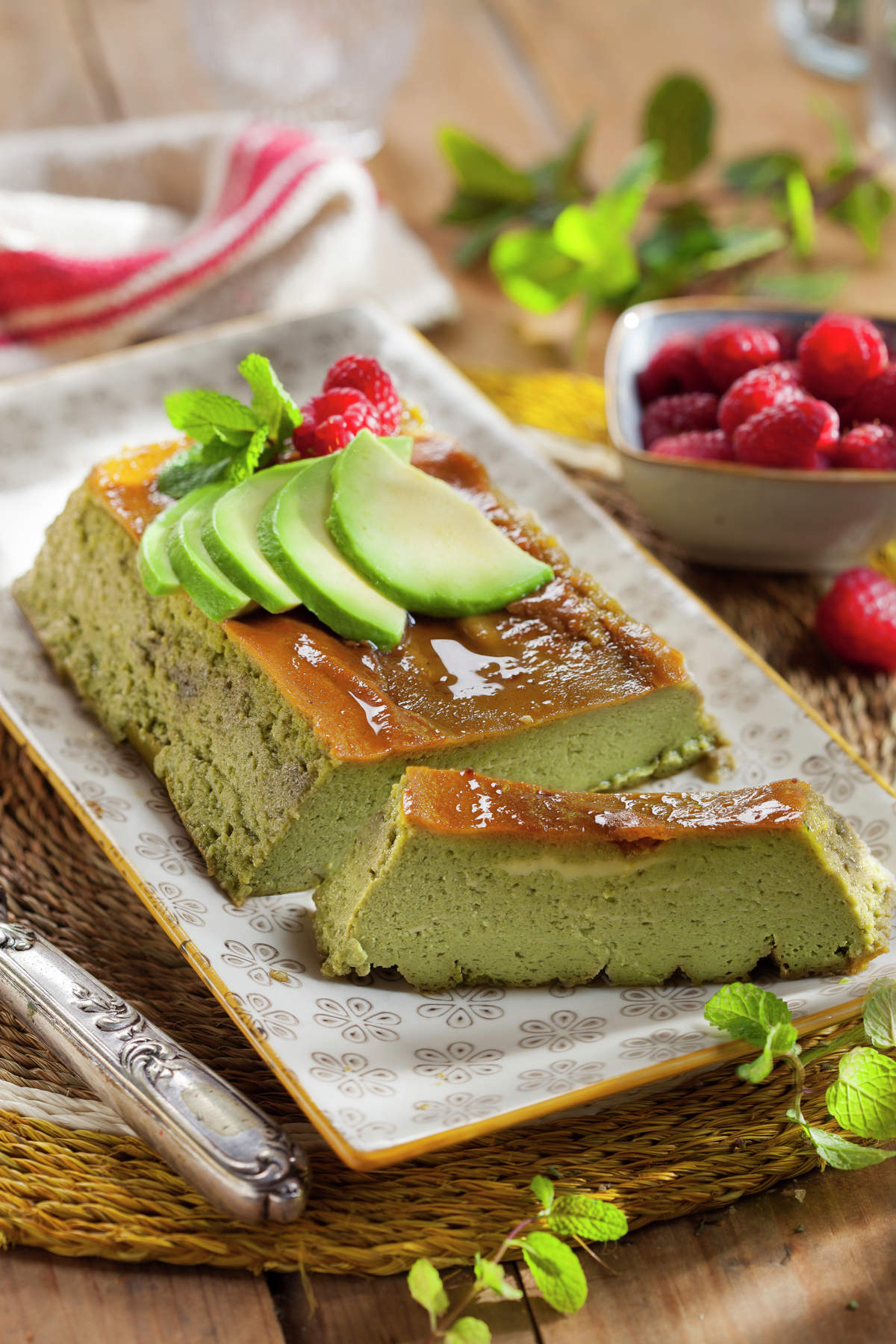 FLAN DE AGUACATE CON FRAMBUESAS.