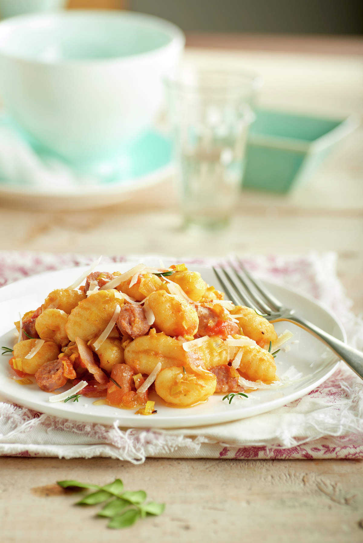 ÑOQUIS CON TOMATE Y SALCHICHAS. 