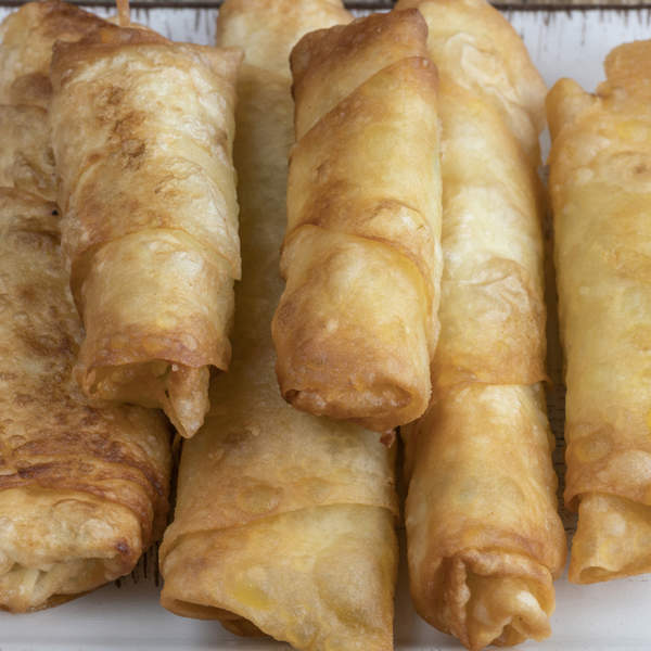 Palitos de pasta filo rellenos de queso de cabra y miel