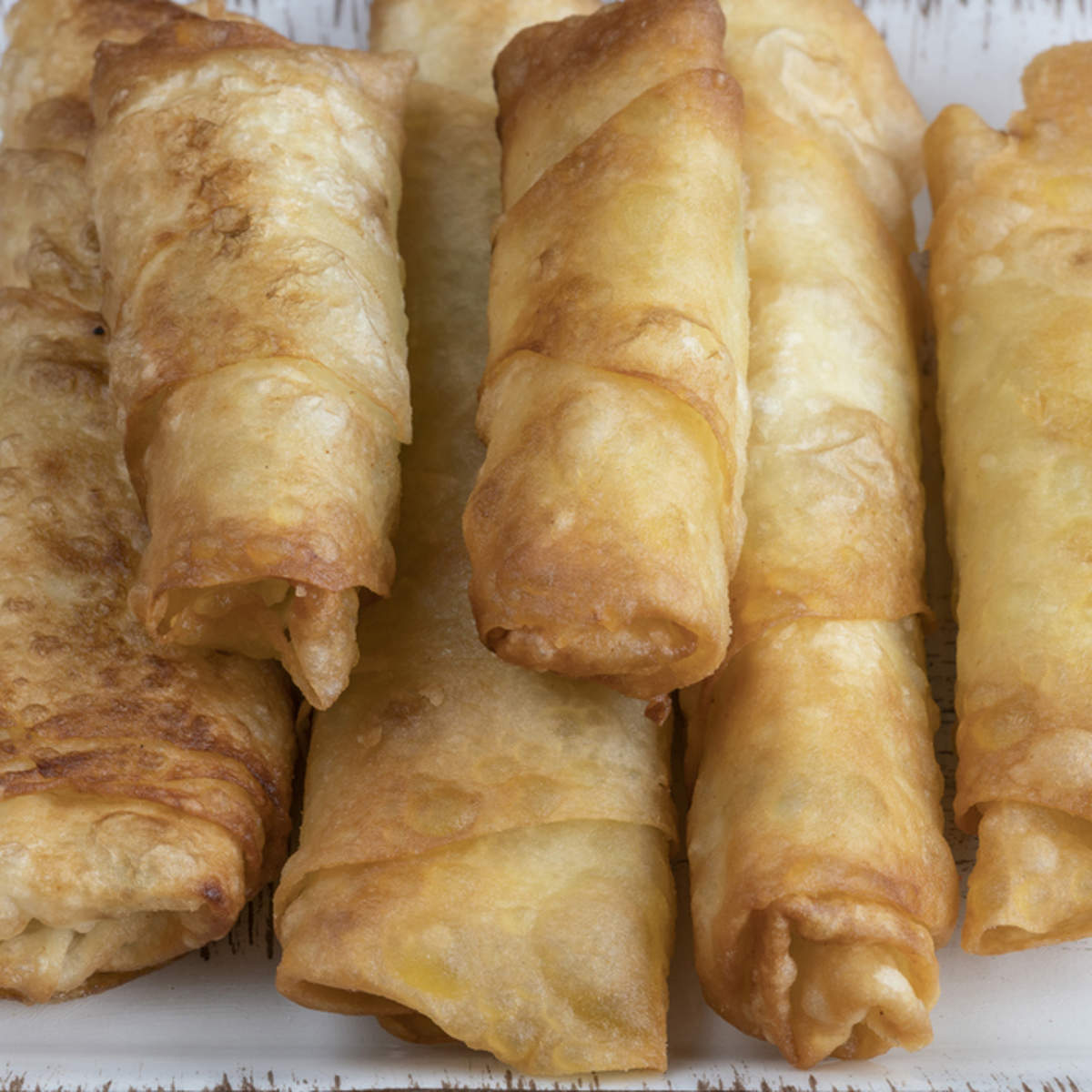 Palitos de pasta filo rellenos de queso de cabra y miel