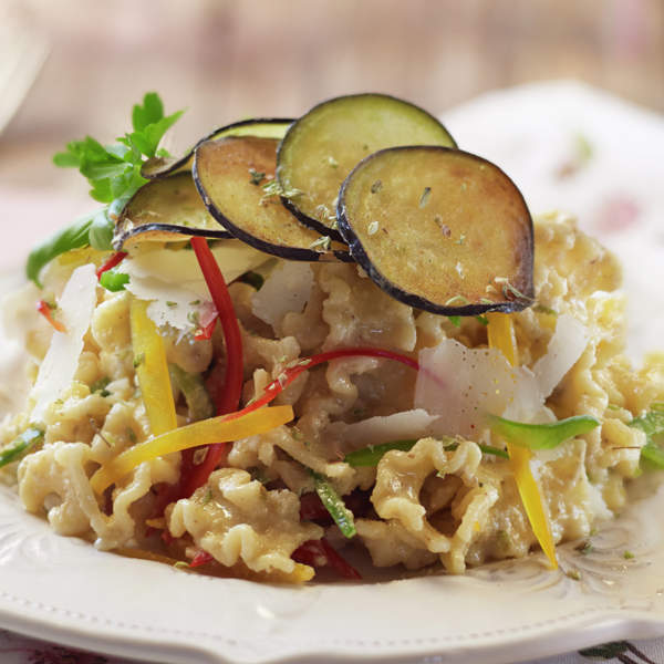 PASTA CON HORTALIZAS Y SALSA DE FRUTOS SECOS.