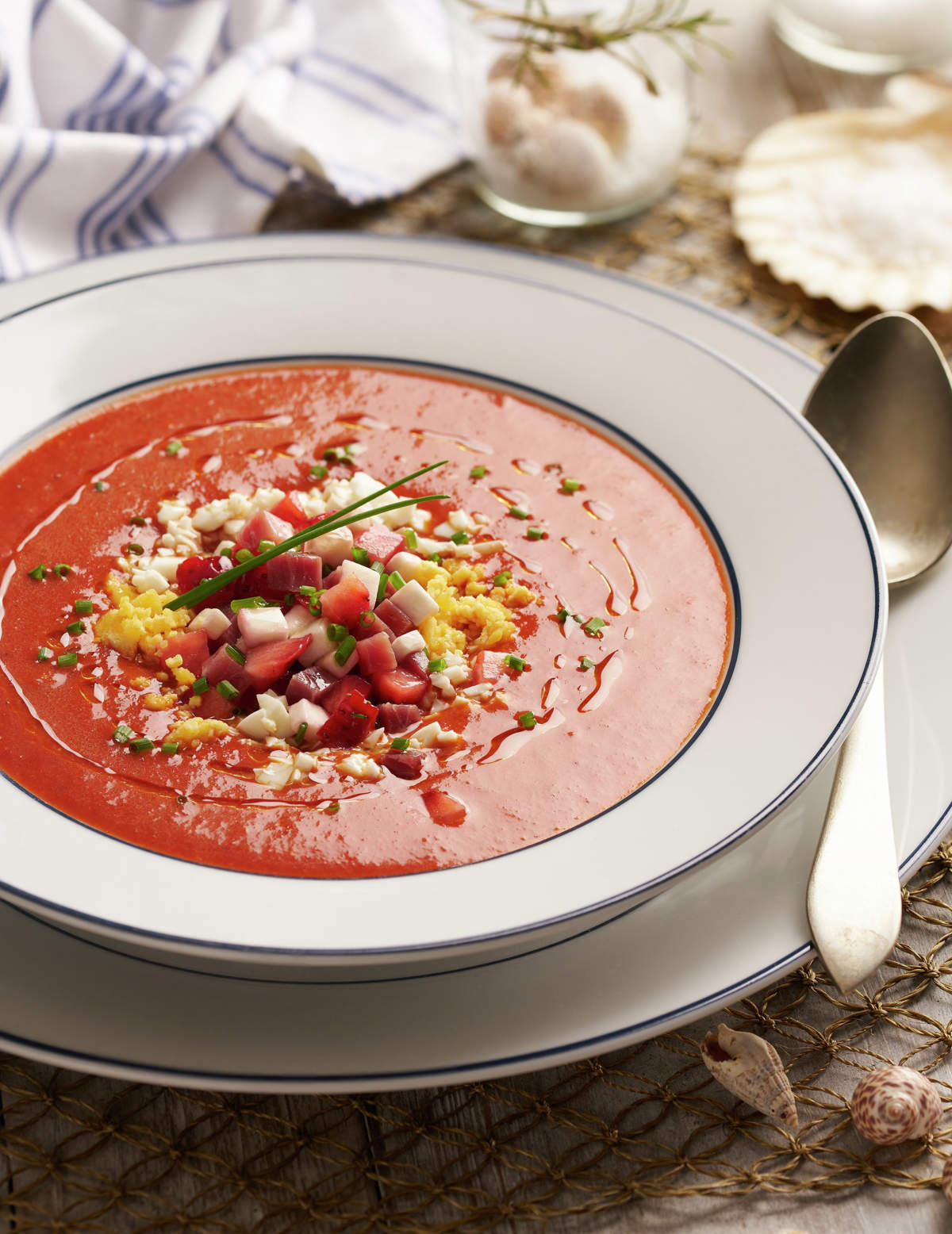 SALMOREJO DE PIQUILLOS Y FRESAS CON HUEVOS DE CODORNIZ.