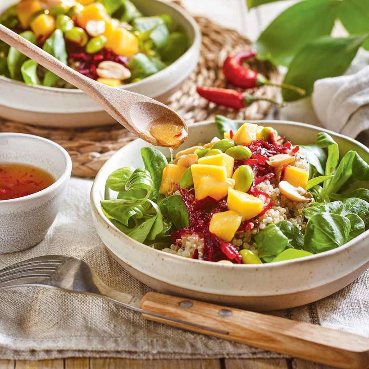 Ensalada de quinoa con edamames canonigos y mango 