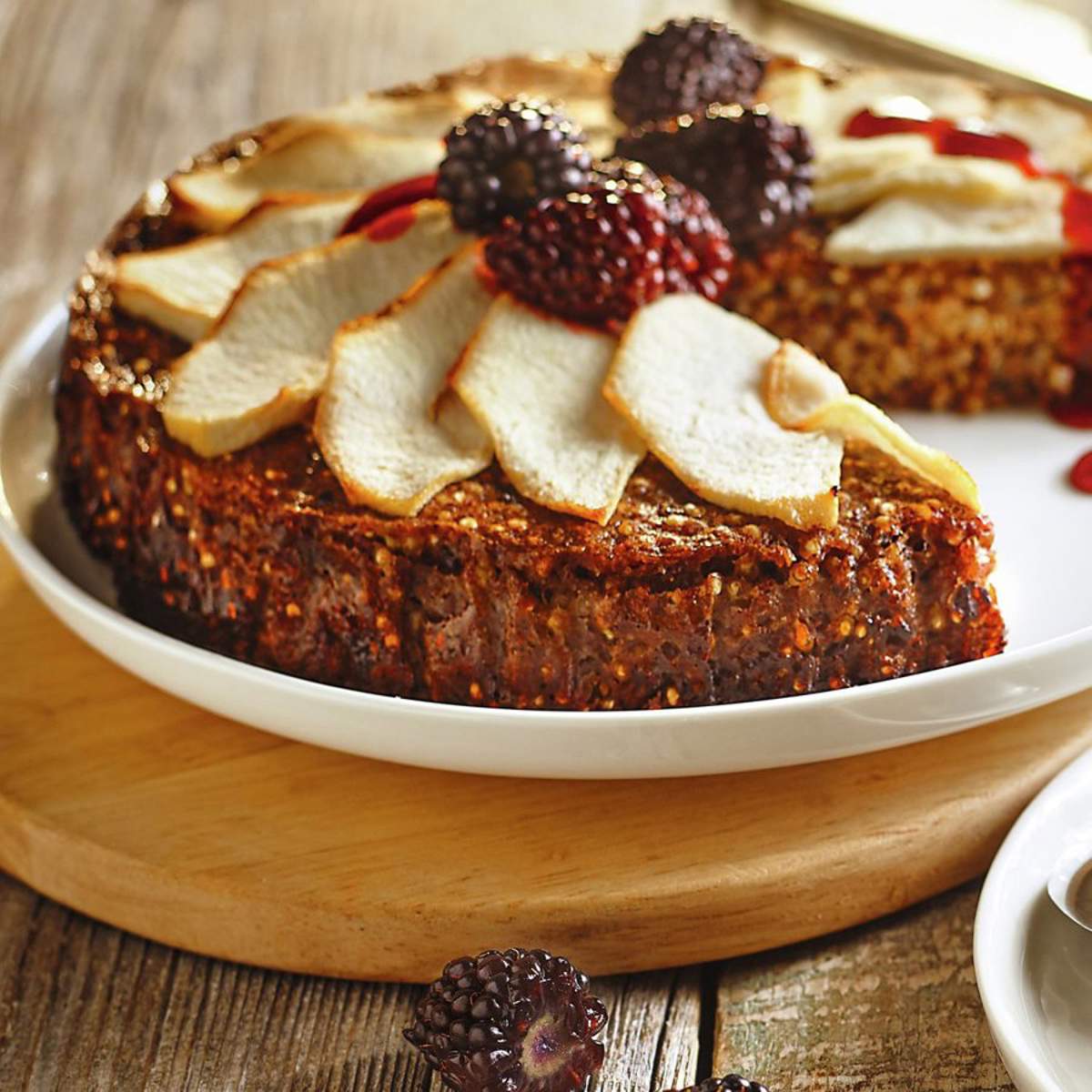 Pastel de quinoa con manzanas y moras