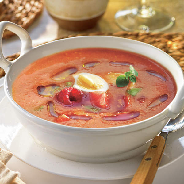 Gazpacho de sandía y tomatitos, con huevo de codorniz