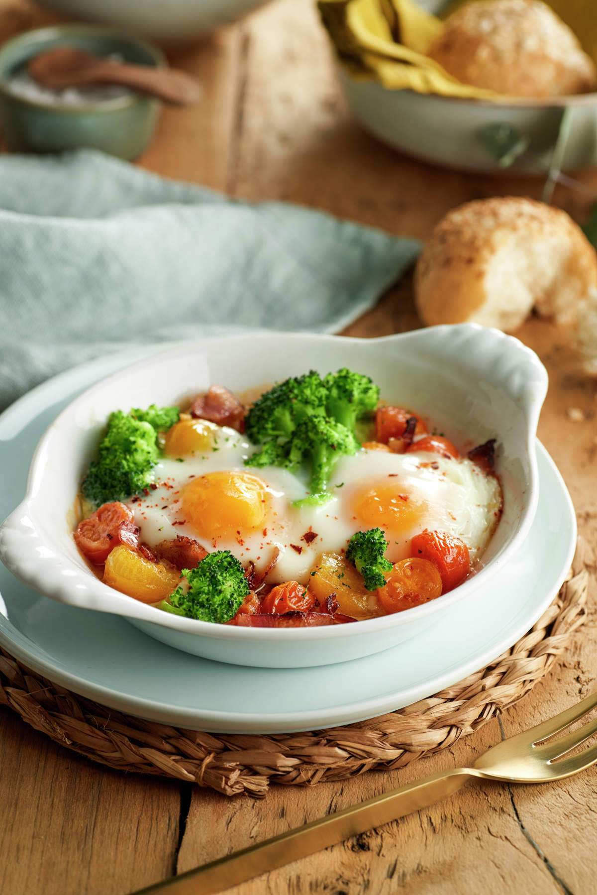 HUEVOS AL PLATO CON BRÓCOLI Y BEICON.