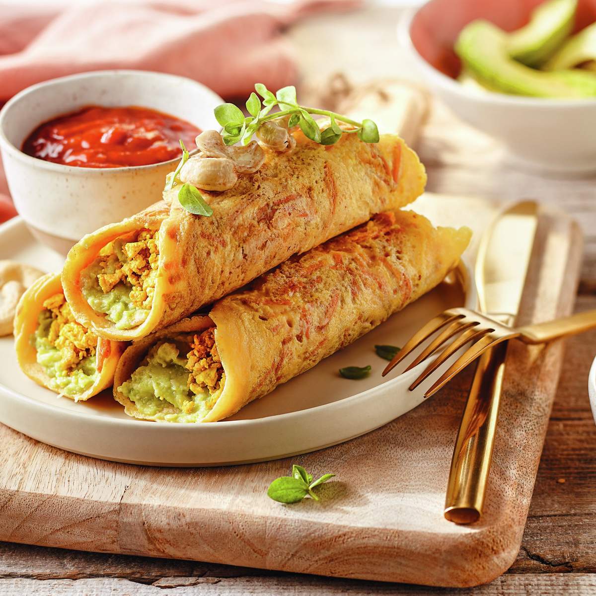 Rollito de calabaza relleno de aguacate, anacardos y tofu