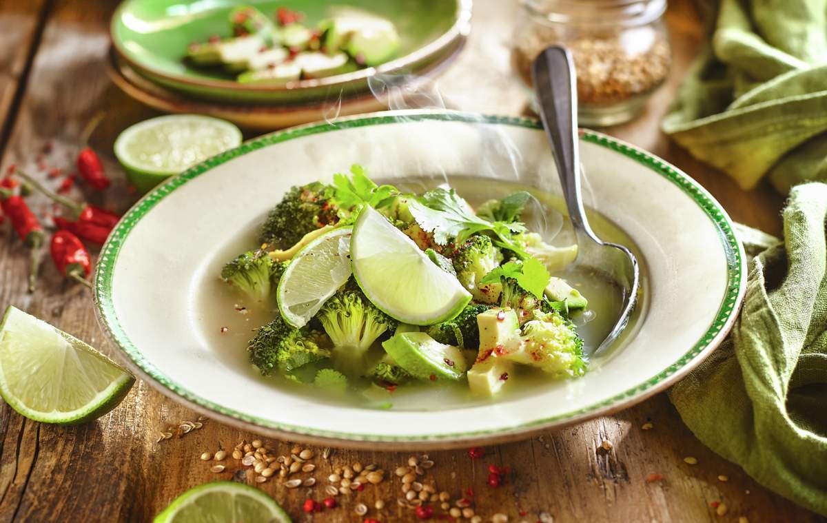 sopa_depurativa_con_brocoli_y_aguacate_para_mediodia_y_con_calabaza_para_la_cena