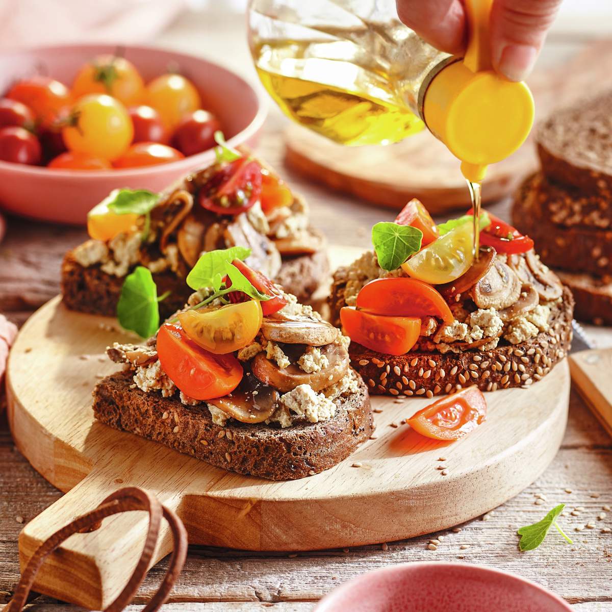 Tostadas con tofu, champiñones y cherris