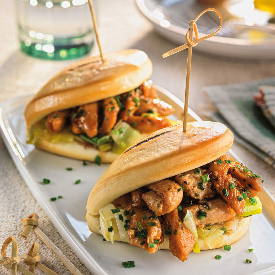 Pan bao casero relleno de pollo teriyaki y puerro