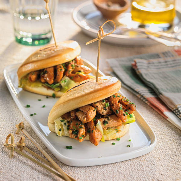 Pan bao casero relleno de pollo teriyaki y puerro