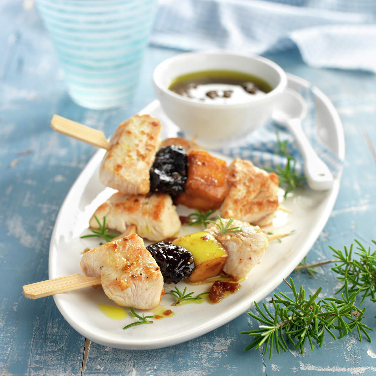 BROCHETAS DE PAVO CON CIRUELAS Y MANZANA.