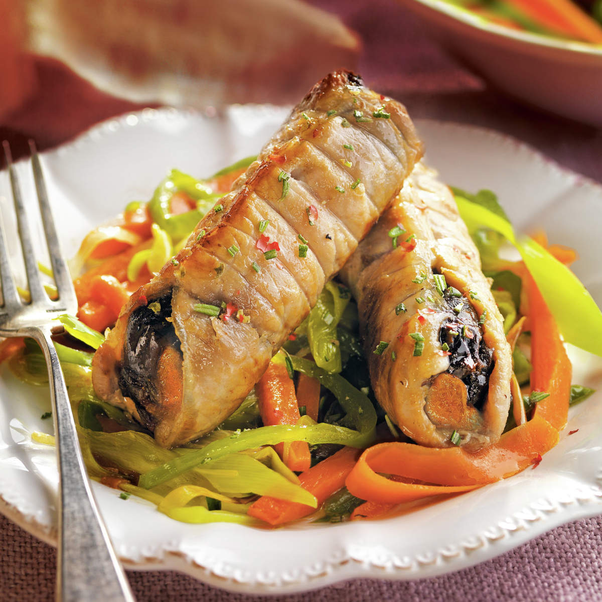 Rollitos de lomo jugosos rellenos con fruta de oro