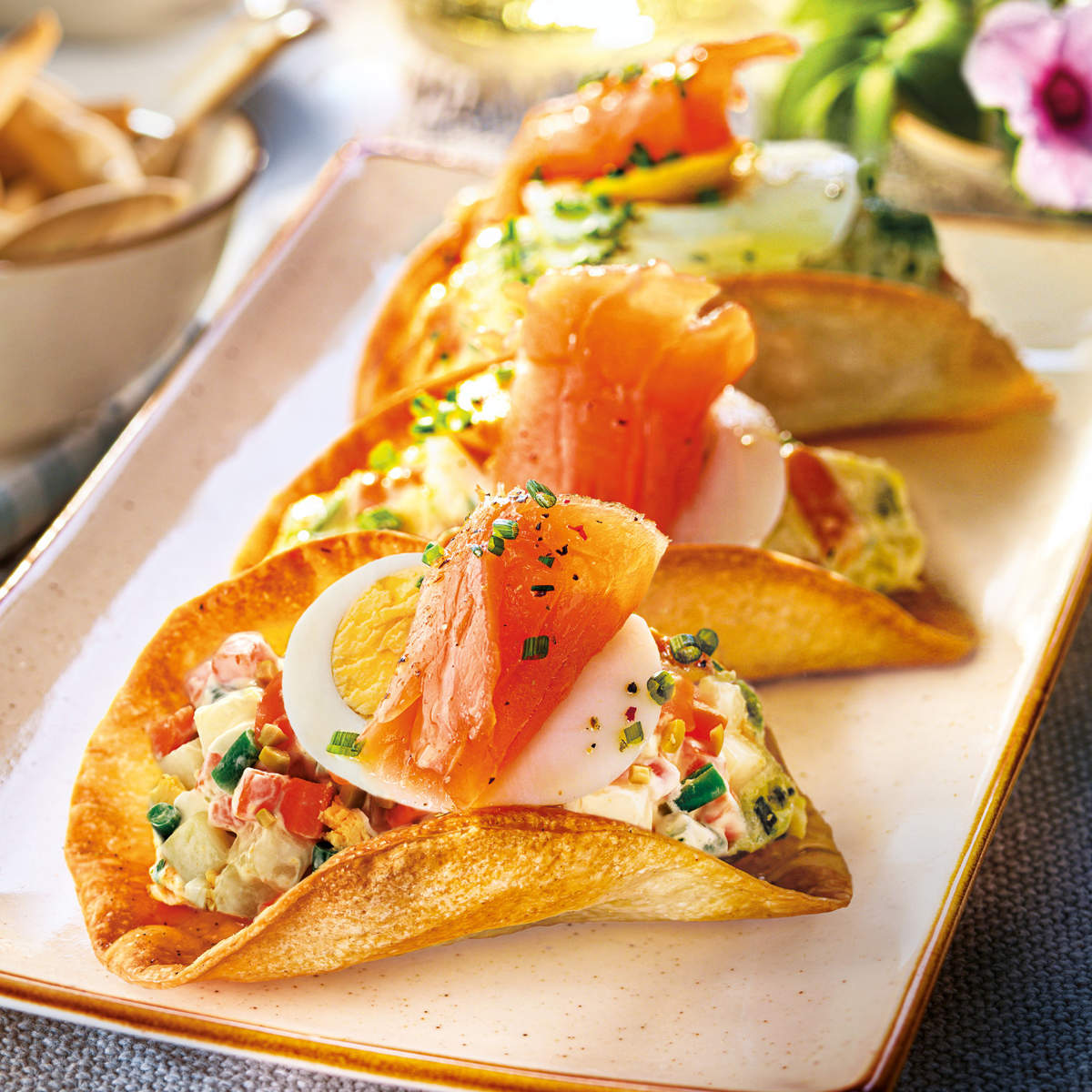 Tacos con ensaladilla de salmón y huevo duro