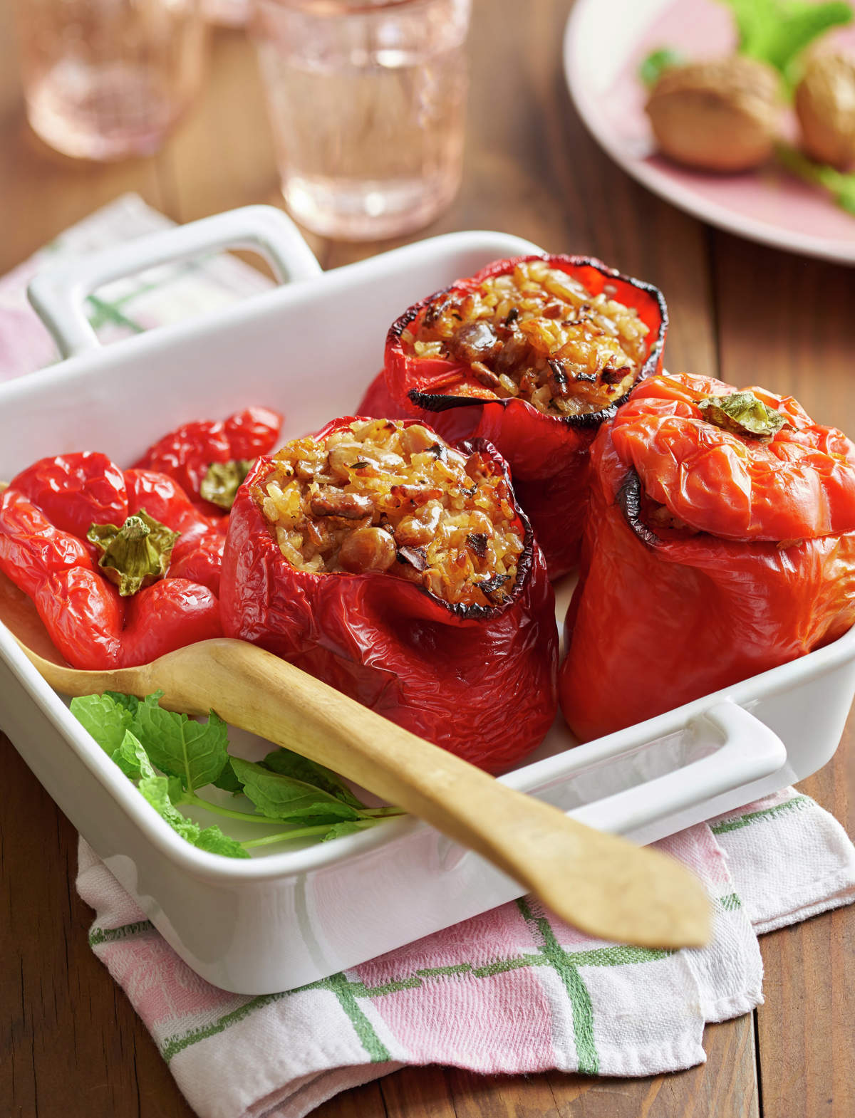 Pimientos rellenos de verduras y arroz