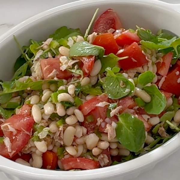 Ensalada de judías blancas, atún, tomate y berros, ideal para llevar en el táper