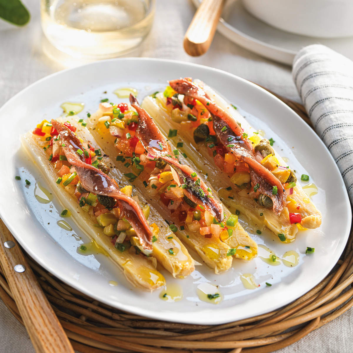 Espárragos blancos rellenos con verduritas y anchoas 