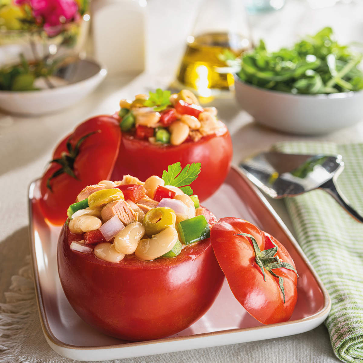 Tomates rellenos de ensaladilla de alubias