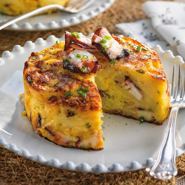 Tortilla de patatas y pulpo con mayonesa de piquillos