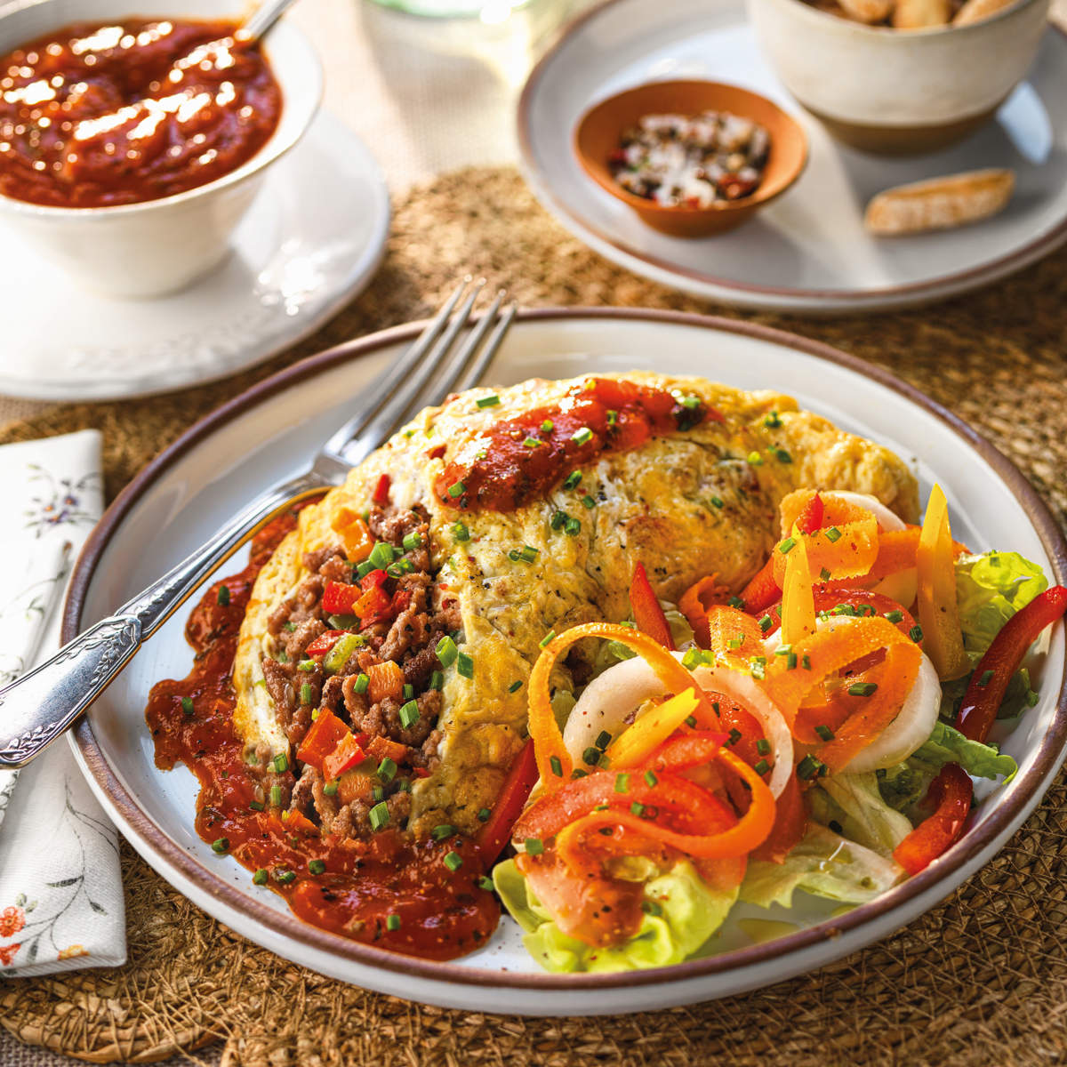 Tortilla rellena de carne picada y verduras