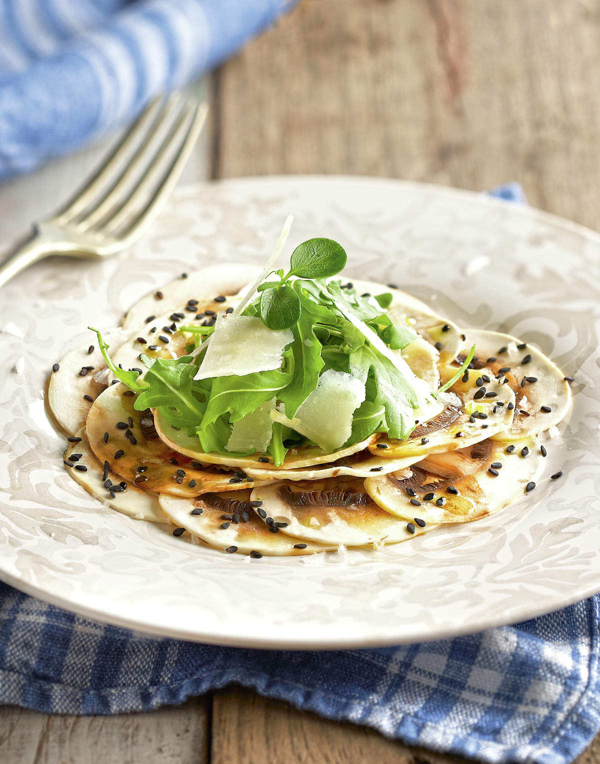 CARPACCIO DE CHAMPIÑONES CON RÚCULA Y PARMESANO.