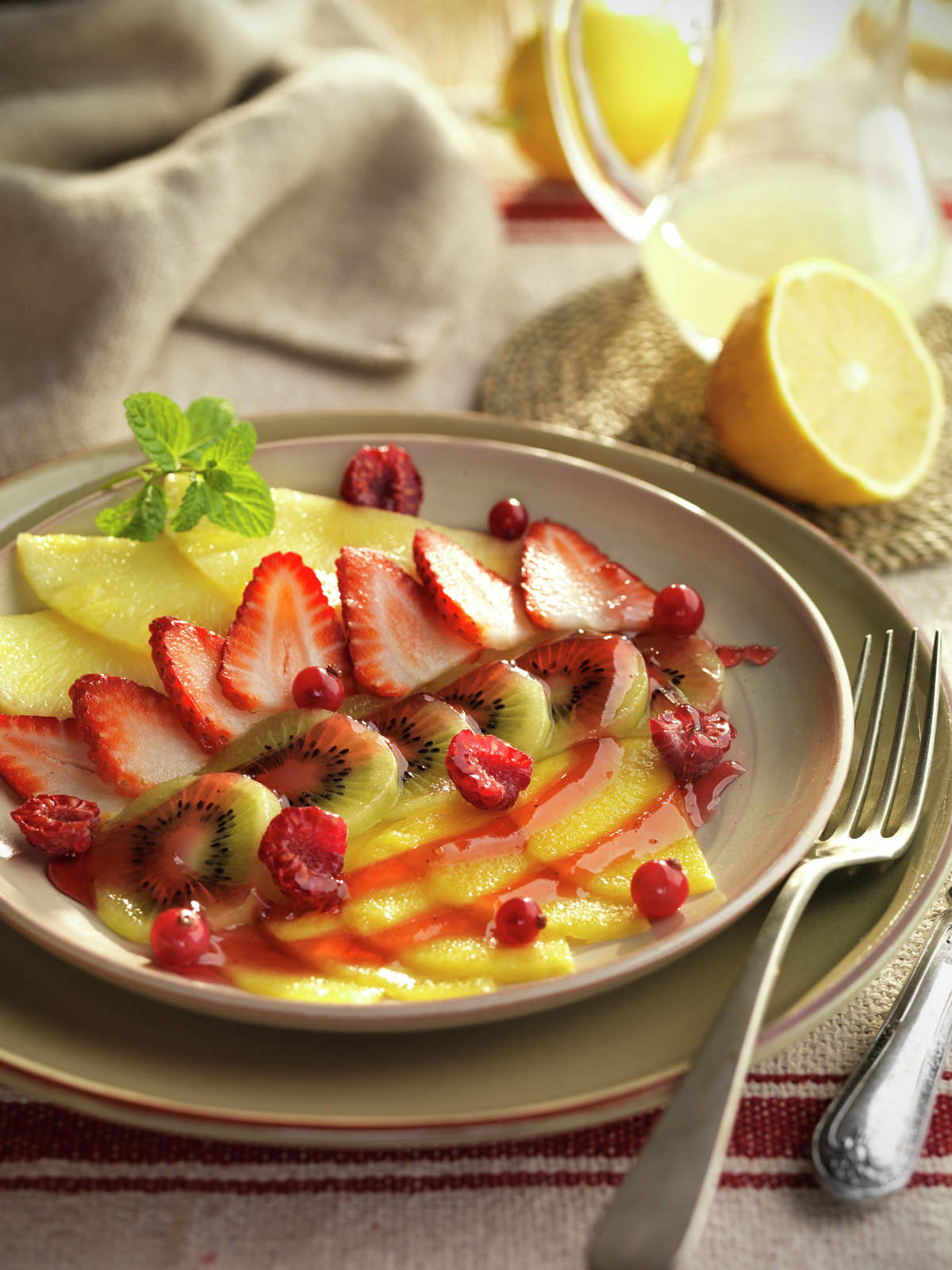 CARPACCIO DE FRUTA CON SALSA DE FRAMBUESAS.