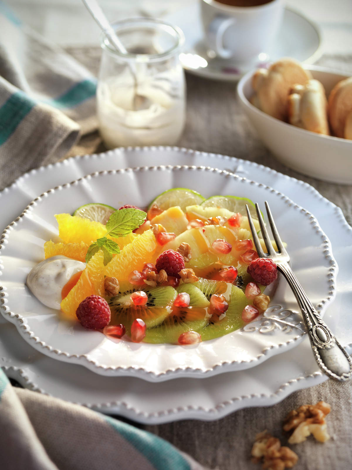 CARPACCIO DE FRUTAS CON SALSA DE YOGUR, CANELA Y CARDAMOMO.