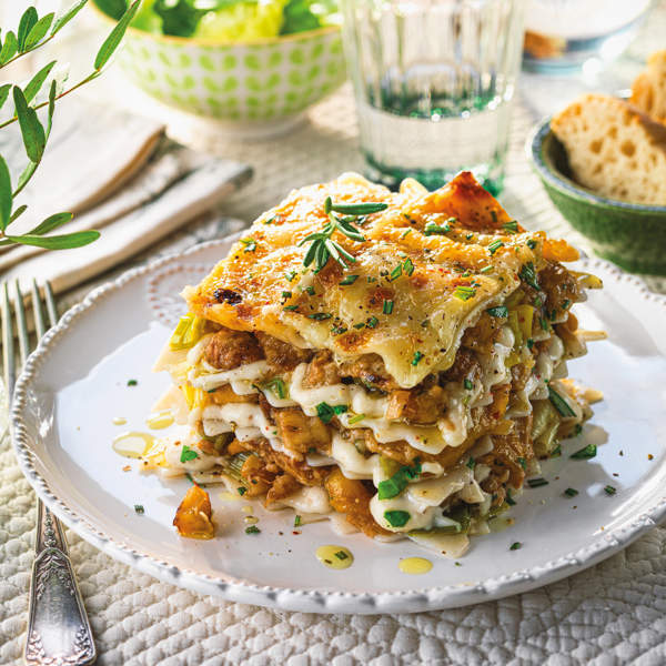 Lasaña de pollo, setas y nueces