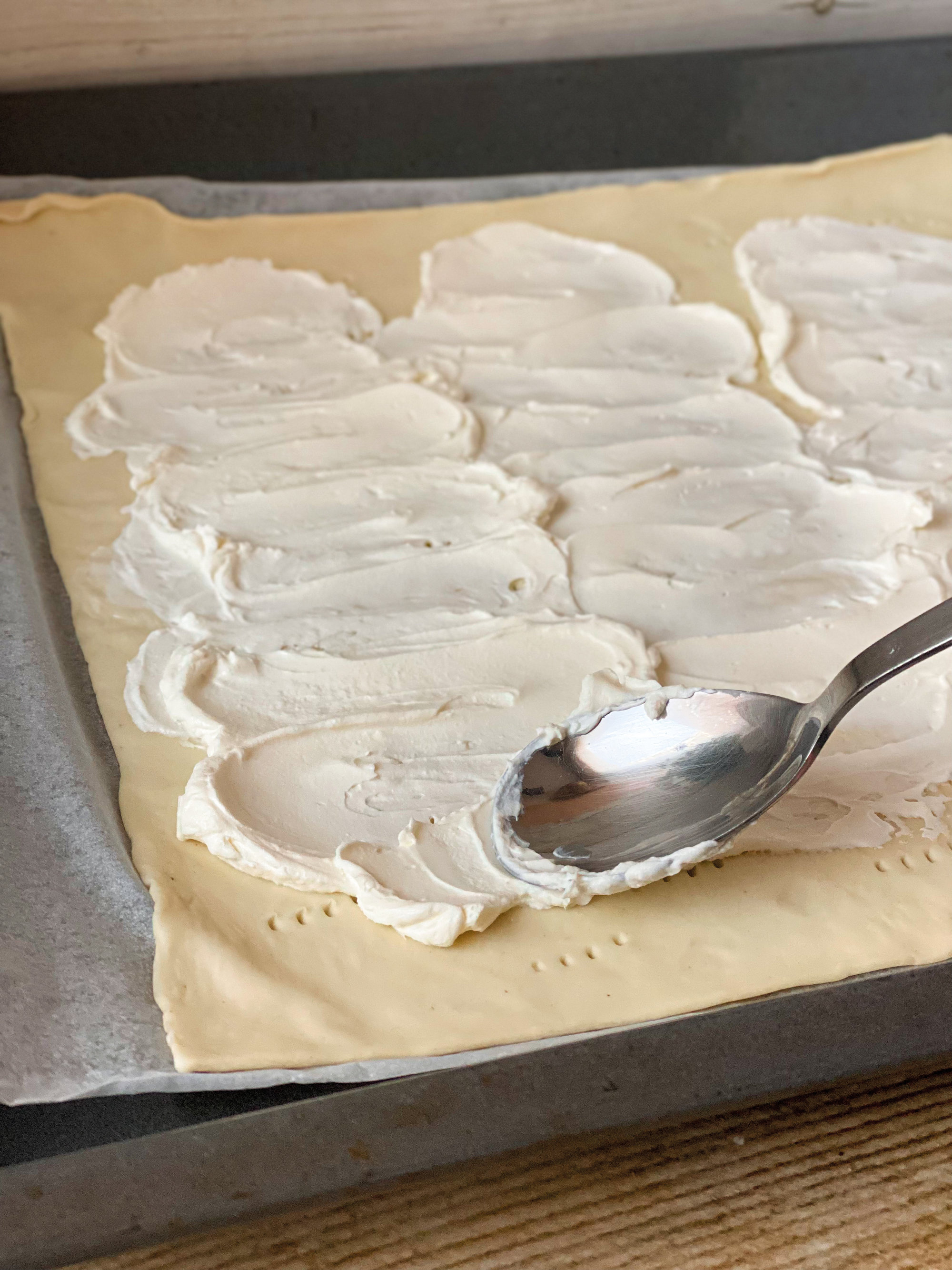 3. Úntala con el queso blanco