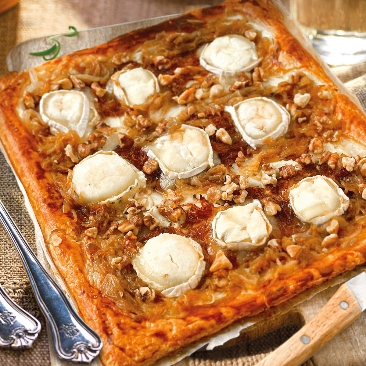 Tarta de cebolla, queso de cabra y nueces