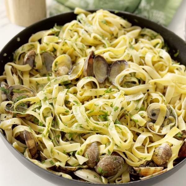 Pasta alle vongole, una receta italiana exquisita con guindilla y almejas