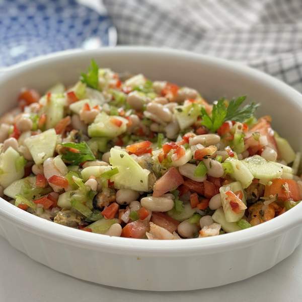 Salpicón de gambas, mejillones y judías blancas, una ensalada fresca y fácil, de Enrique Sánchez