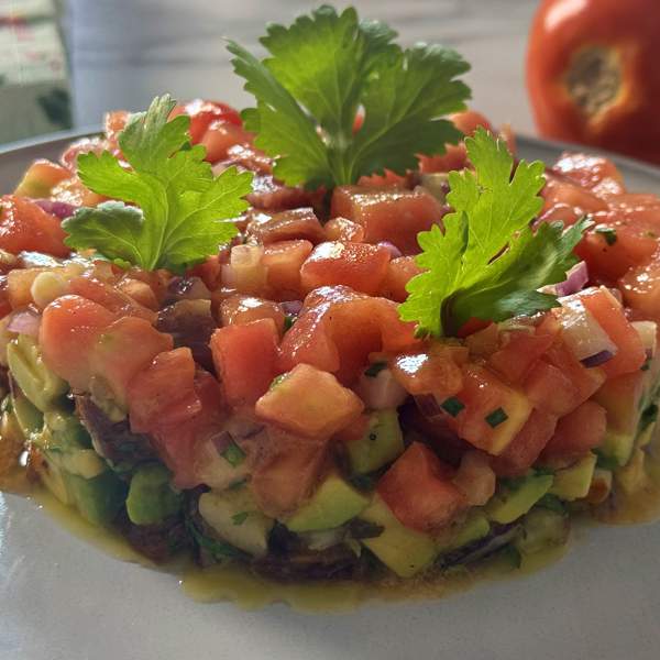 Tartar de tomate, jamón y aguacate